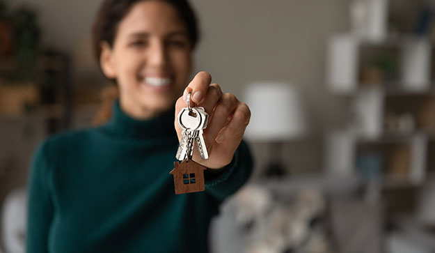 Expat getting keys to new home
