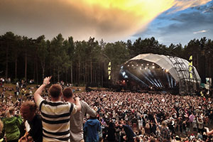 Glastonbury festival- crowds gather to watch performance