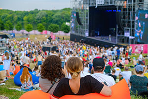 Splendour in the Grass- crowds sit on the grass watching festival